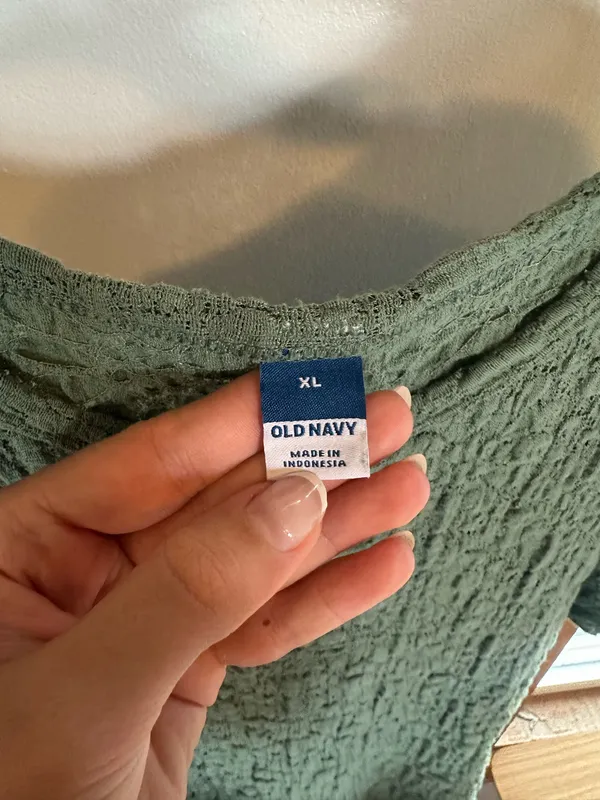 Green old navy tee - Image 3