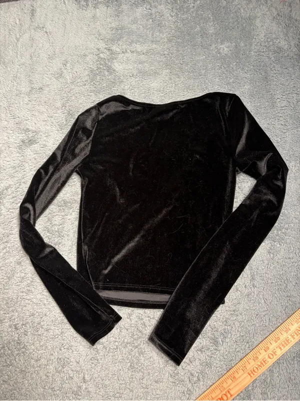 Lulus Black Velvet Long-Sleeve V-Notch Crop Top XS NWT - Image 4