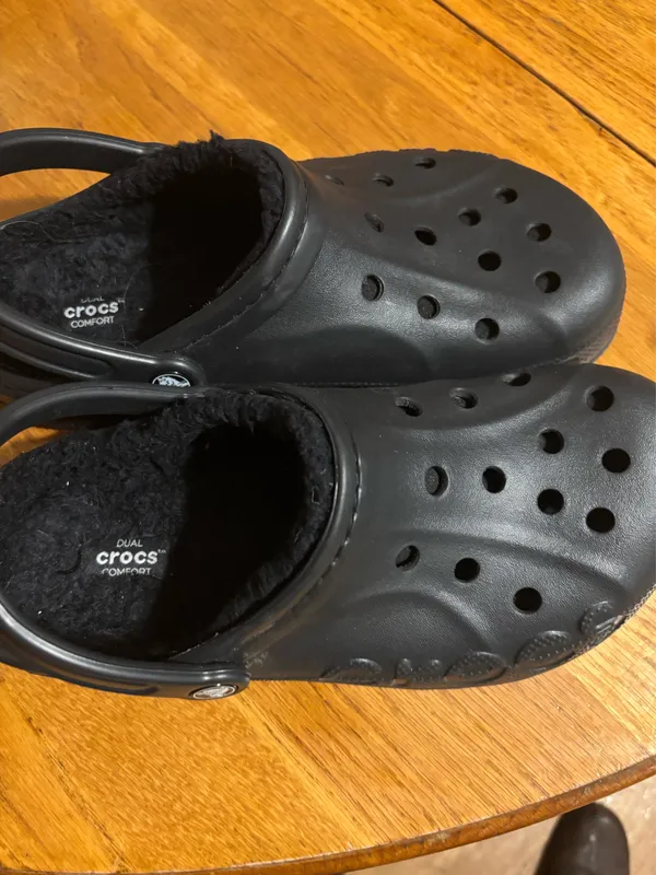 Dual comfort crocs black with fur lining Unisex M8 W10 - Image 3