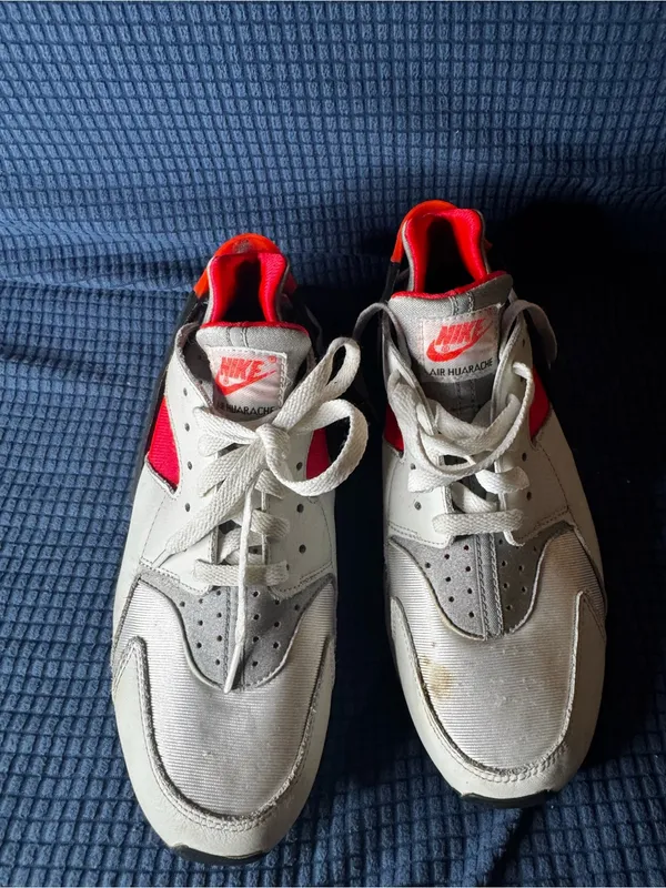 Nike Air Hurrache White Sneakers with Bright Red Accents - Image 2