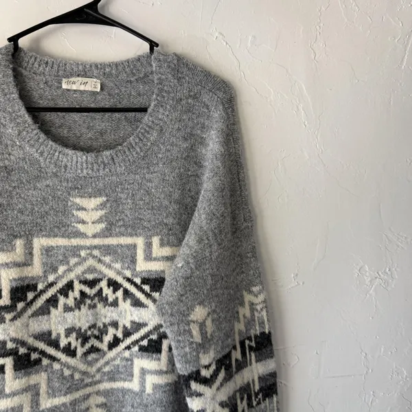New In Sweater Womens Small Gray Aztec‎ Geometric Pullover Crewneck Soft Knit - Image 2