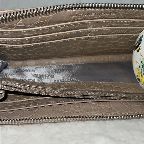 Michael‎ Kors Tan Crocodile-Embossed Wallet Luxurious Design - Image 12