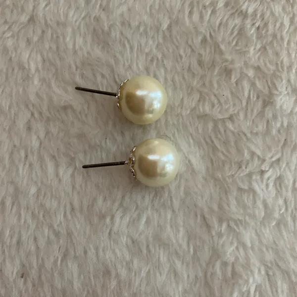 Faux Pearl post earrings Silver - Image 2