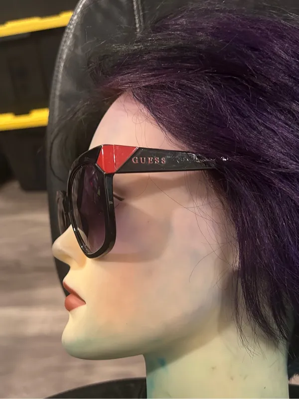 Guess Black Cat-Eye Sunglasses with Pink Corner Accents - Image 5