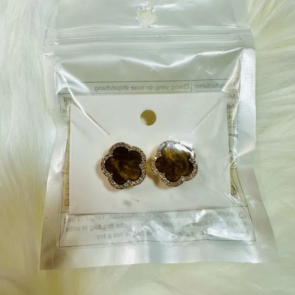 Elegant Silver Flower Earrings - Image 3