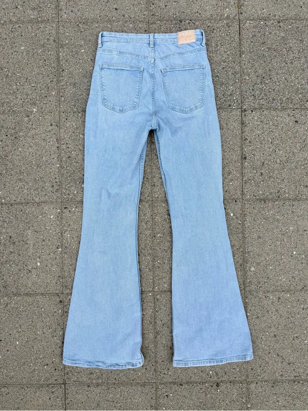 Bershka High Rise Flare Jean • Sz 6 - Image 3