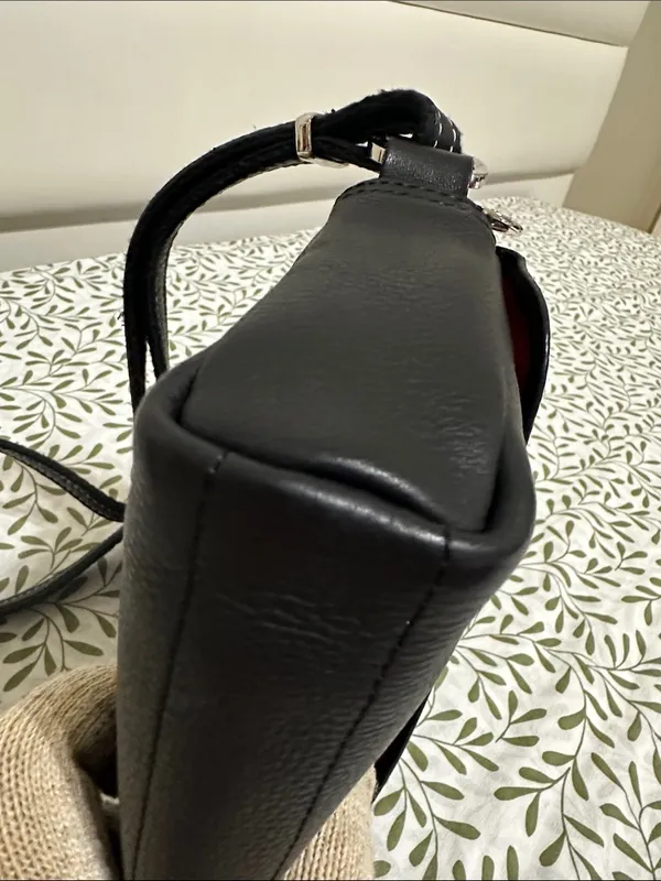 Longchamp Black Leather Shoulder Bag with Contrast Stitching - Image 8