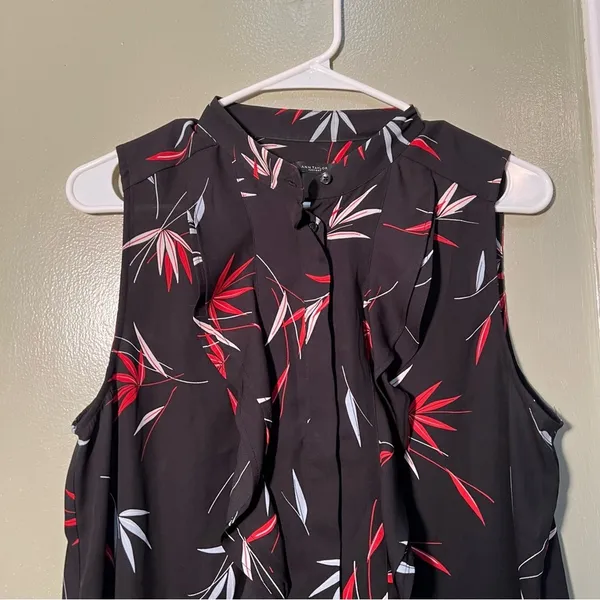 Ann Taylor Women's Size Medium Sleeveless Button Down Blouse Black Red Floral - Image 3