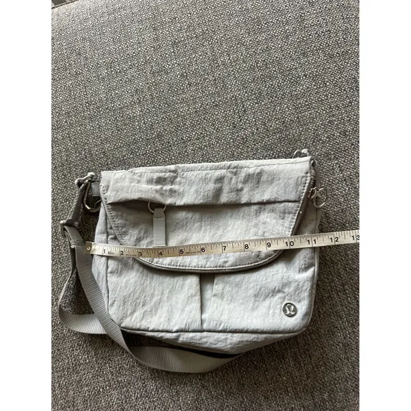 Lululemon Grey Crinkle Nylon Crossbody Bag‎ Adjustable Strap Silver Logo Bag EUC - Image 8