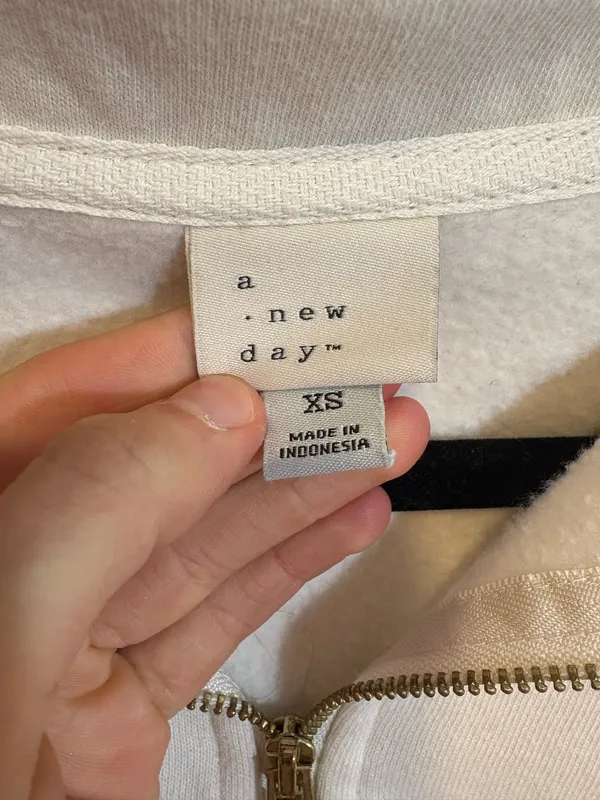 Super cute target white pullover  - Image 4