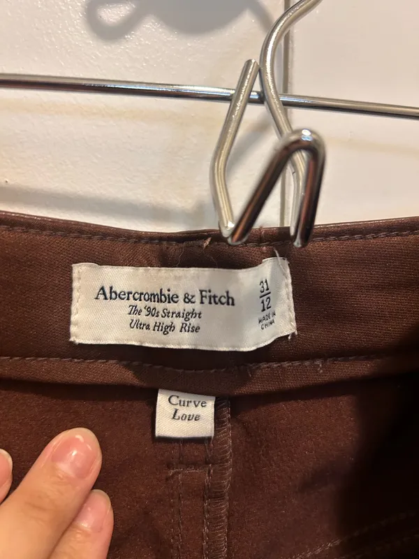 Abercrombie Curve Love 90s Straight High-Rise Faux Leather Pants - Image 3