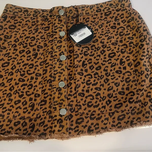 Denim like leopard‎ print skirt with pockets NWT size Medium - Image 2
