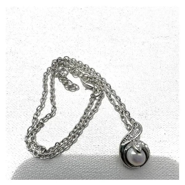 Faux pearl rhinestone silver tone pendant necklace - Image 4
