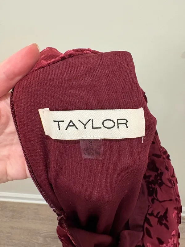 Taylor maroon velvet dress Red Size 8 - Image 4