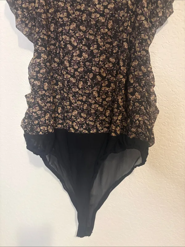 ee:some floral Print Ruched Black Bodysuit Medium - Image 7