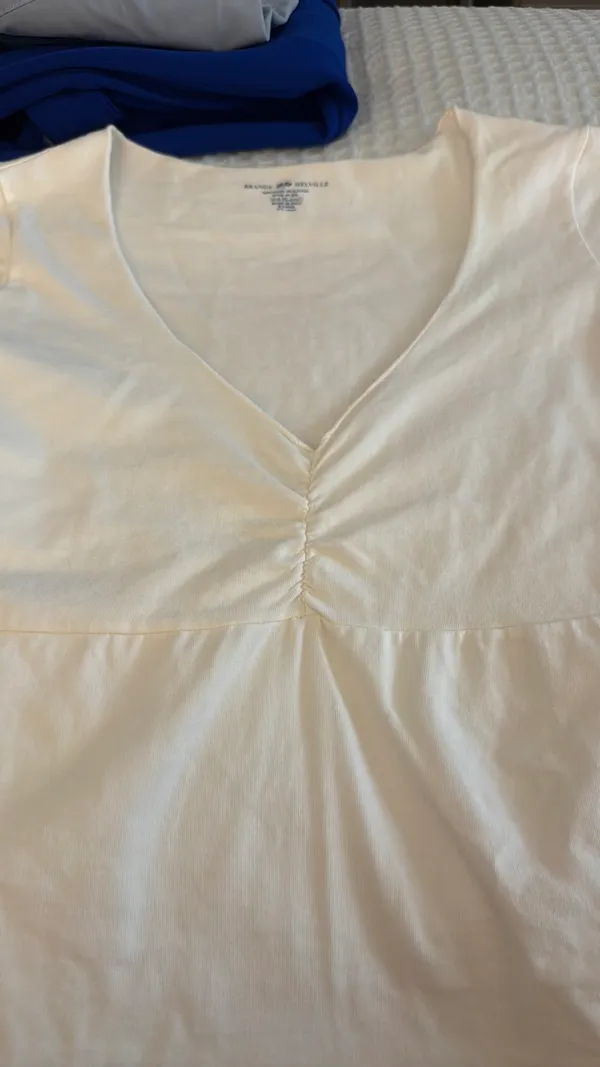 Brandy Melville Short Sleeve V-Neck Top - Image 4