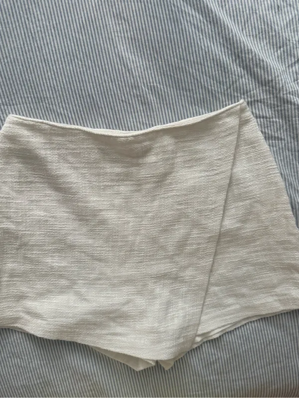 NWT Abercrombie Women's White Textured High-Rise Skort - Image 2