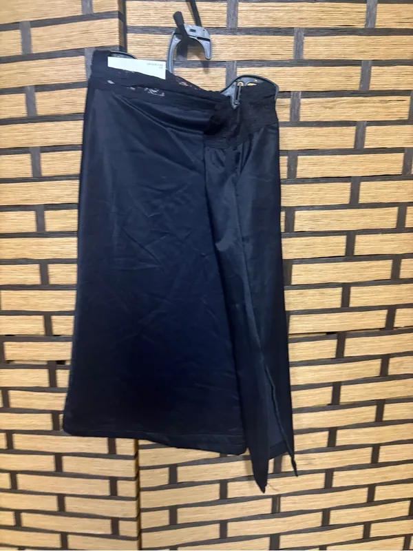 Vanity fair black slip size Small - Image 2