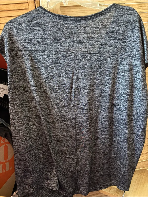 White House Black Market Heathered Gray Short-Sleeve V-Neck Top Medium - Image 4
