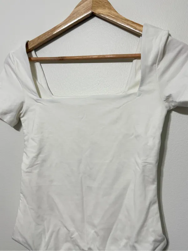 NWT Aritzia Contour Bodysuit Size Small White Square neck NEW - Image 4
