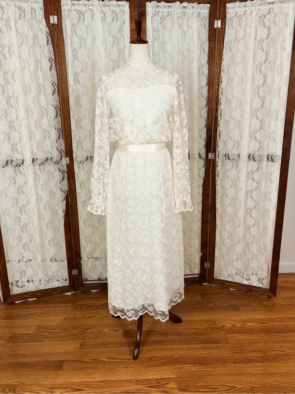 Beautiful Vintage 1960s/70s Ivory Lace Tea Length Wedding Dress - Image 3