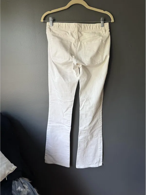 Levi’s White Bootcut Jeans with Classic Five-Pocket Design - Image 2