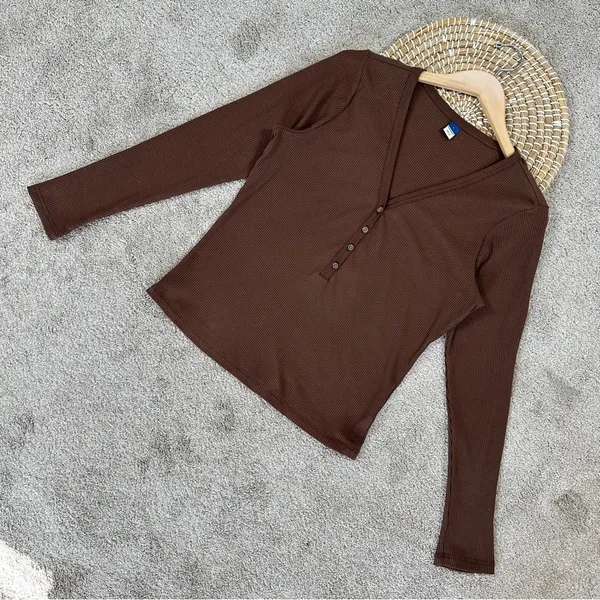 Old Navy Women’s Fitted Long-Sleeve Rib-Knit Henley Top Shirt in Espresso Bark L - Image 5