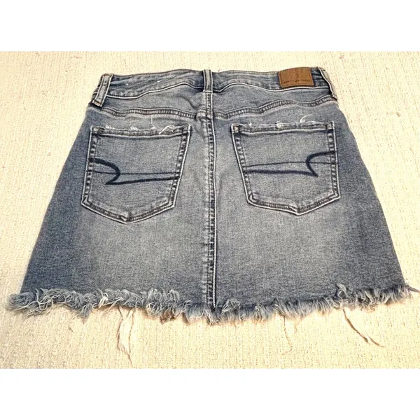 American Eagle Distressed Denim Mini Skirt Raw Hem Light Wash Size 4 - Image 5