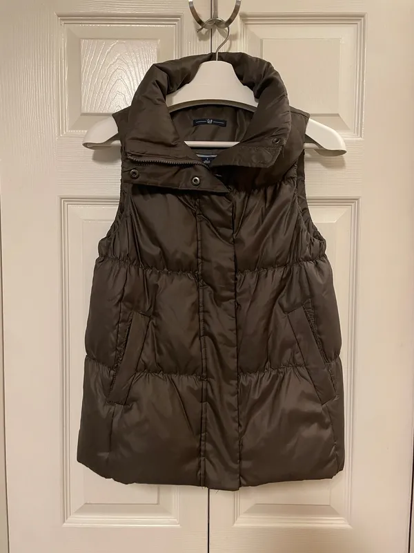 Gap Women’s Quilted Down Filled Puffer Vest in Dark Brown Size Small - Image 2