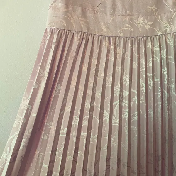 NWT Lulus Lavender Purple Satin Pleated Floral Midi Dress Women's size Medium - Image 5