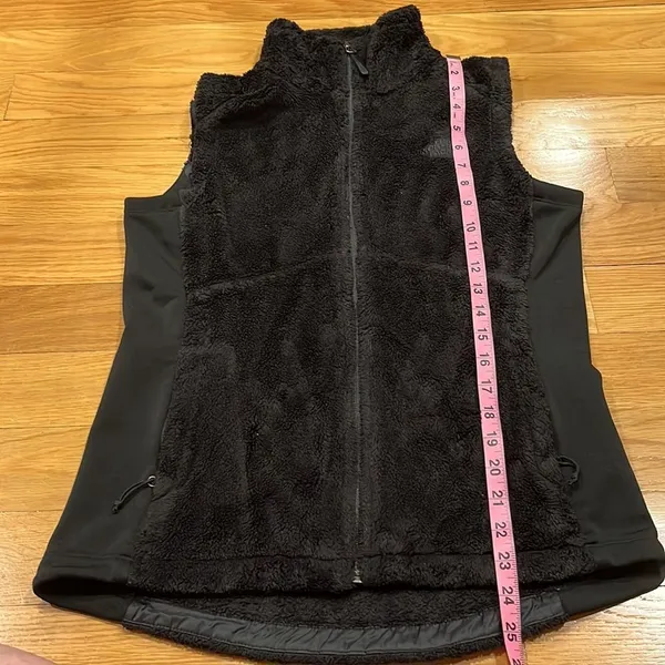 The north face women’s black fleece vest size medium. - Image 4