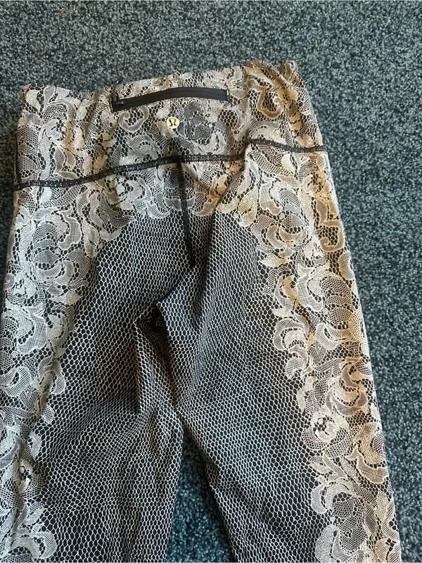 Lululemon Wunder Under Black & White Lace Nulux Leggings size 8 Excellent - Image 13