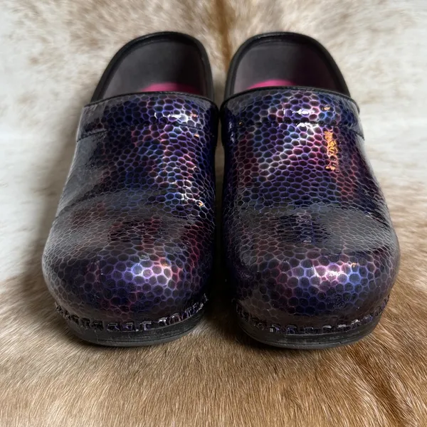 Dansko Purple‎ iridescent Scaled Clogs Size 7.5 B86 - Image 2