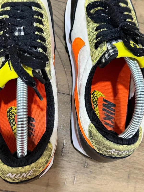 Woman Size 8 Nike Shoe - Image 5