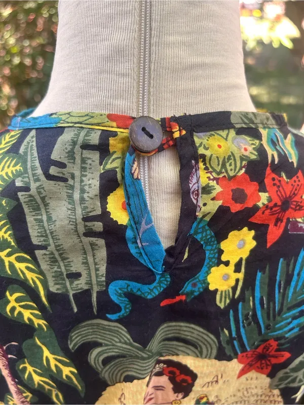 Karma brand Frida Kahlo boxy cotton top parrots tropical print Size Small - Image 4