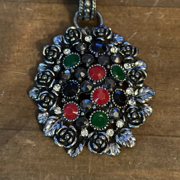 Vintage Floral Medallion Necklace - Image 3