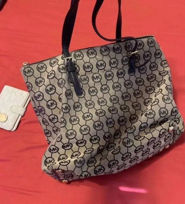 Michael Kors 100% Authentic Tote! - Image 2