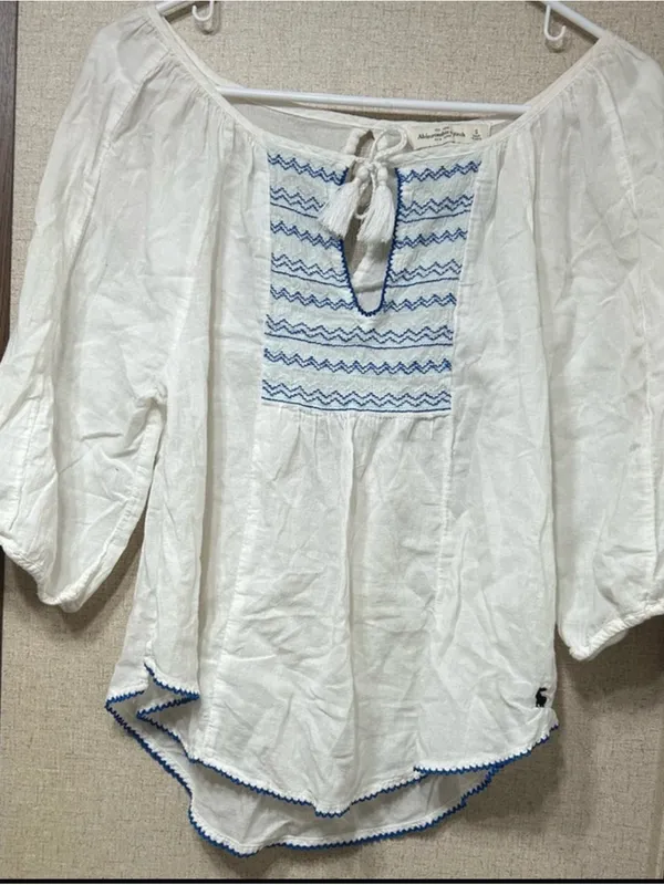 Abercrombie & Fitch White Peasant Top with Blue Embroidery - Image 2