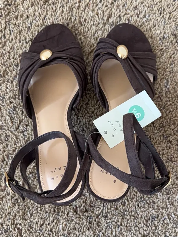 A New Day NWT Elegant Minimalist Strappy Heels Brown Block Heel Gold Accent Women 9.5 - Image 7