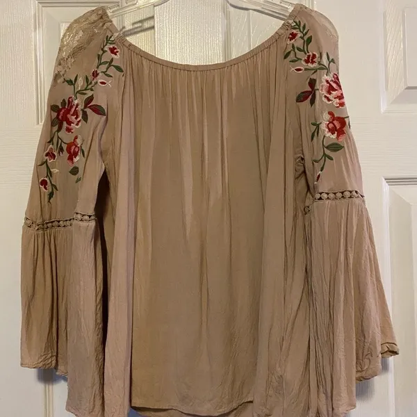 Umgee 3/4 sleeve, off shoulder top. LIKE NEW!! - Image 2