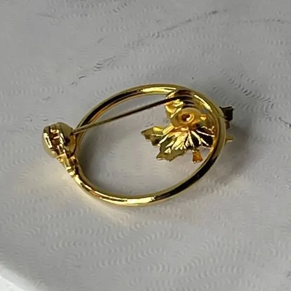Vintage pearl adorned maple leaf open circle brooch. Gold - Image 3
