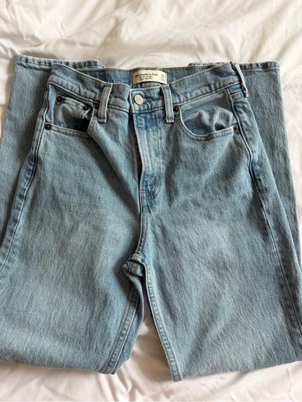 Abercrombie & Fitch Ultra High Rise 90s Straight Jeans - Image 3