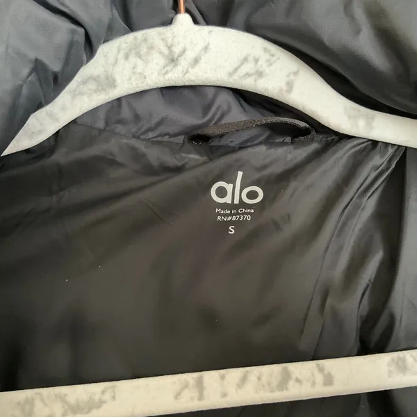 Alo Yoga Gold Rush Puffer Black S - Image 4