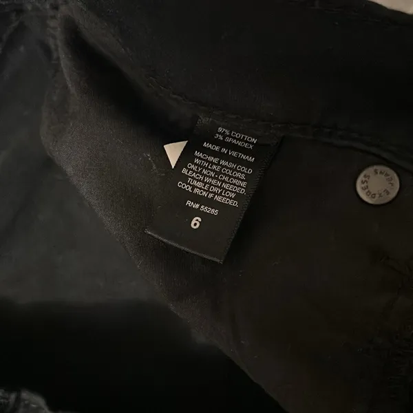 Express Women's Black Button-Up Shorts - Image 3