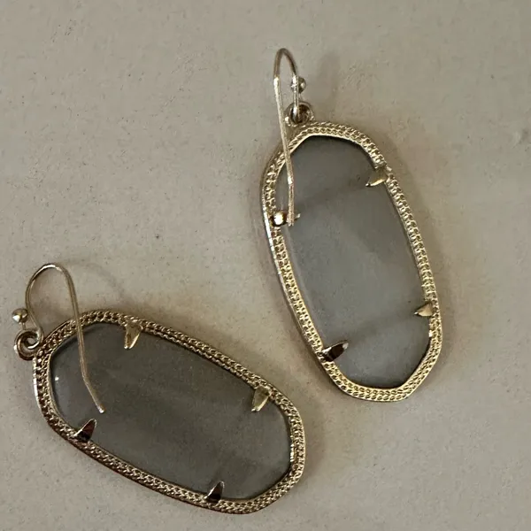 Kendra Scott Elle Slate Cat’s Eye Drop Earrings in Gold Frame - Image 5