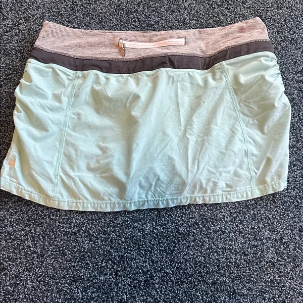 Lululemon size 8 Mint Green Skirt with shorts grey white striped Waistband - Image 4
