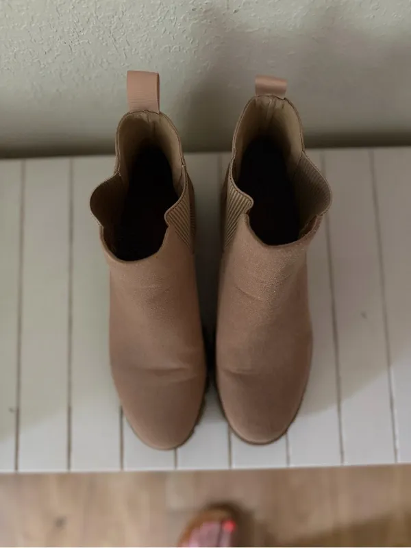 Women’s Chelsea Lug Boot in Taupe - Image 3
