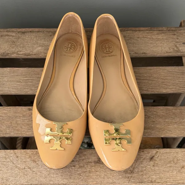Tory Burch Patent Leather Pointy-Toe‎ Logo Flat Size 8 A30 - Image 2