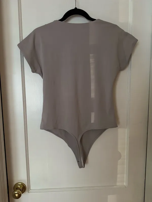 Babaton Square-neck cap-sleeve bodysuit. - Image 3
