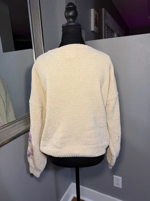 Harper Heritage cream chenille knit cottagecore sweater embroidered flowers sleeve medium. - Image 3